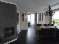 Spuitwerk plafond woonkamer en schilderwerk kasten